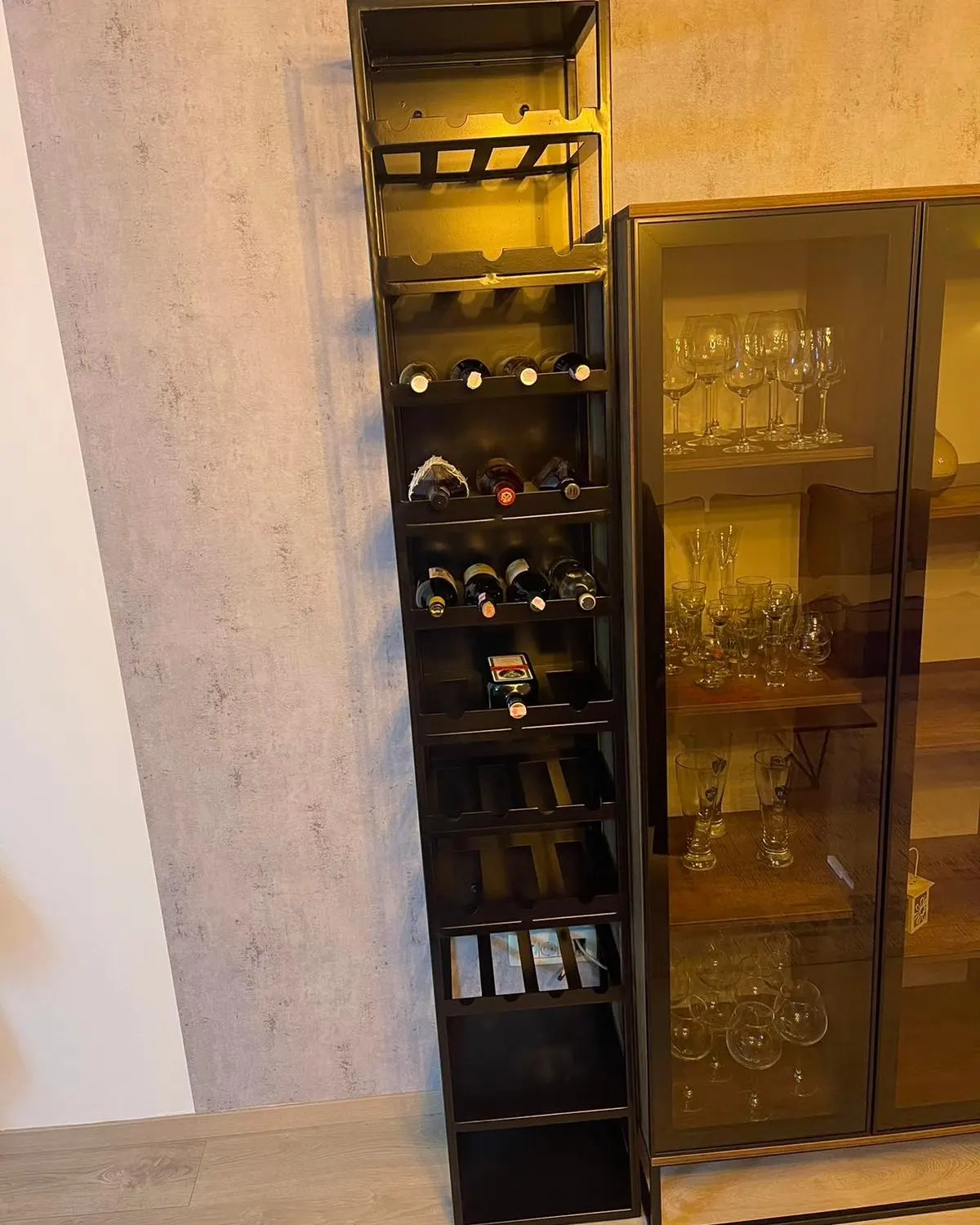 Weinregal und Schrankrahmen aus Metall