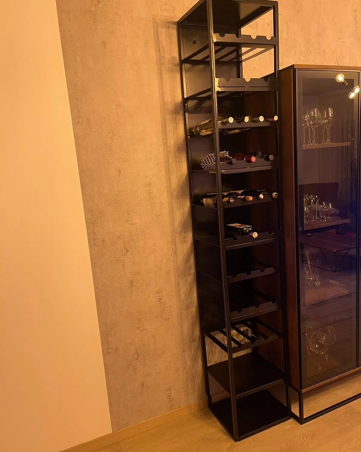 Weinregal und Schrankrahmen aus Metall