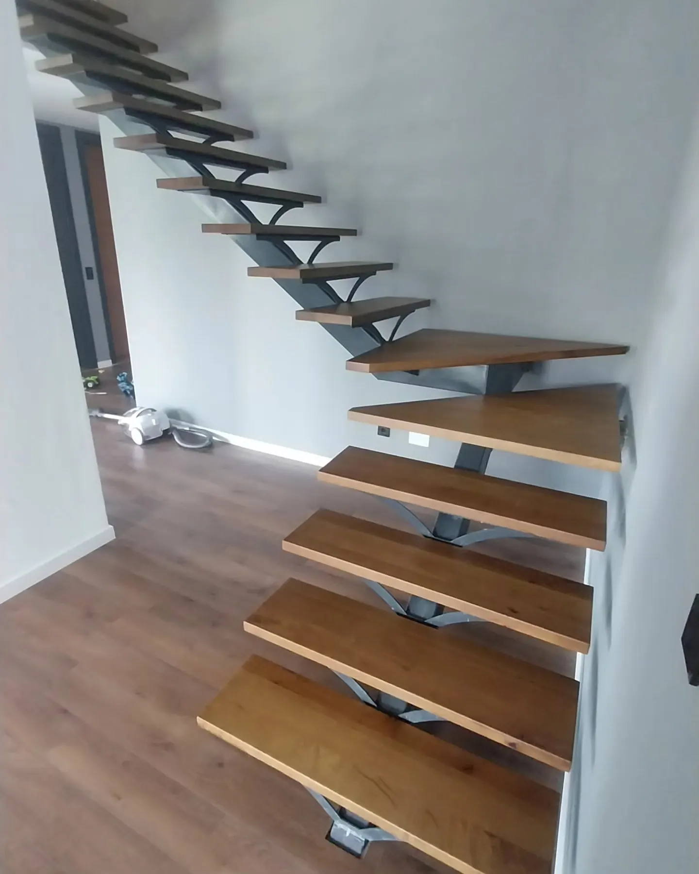 Innentreppe mit zentralem Metallträger